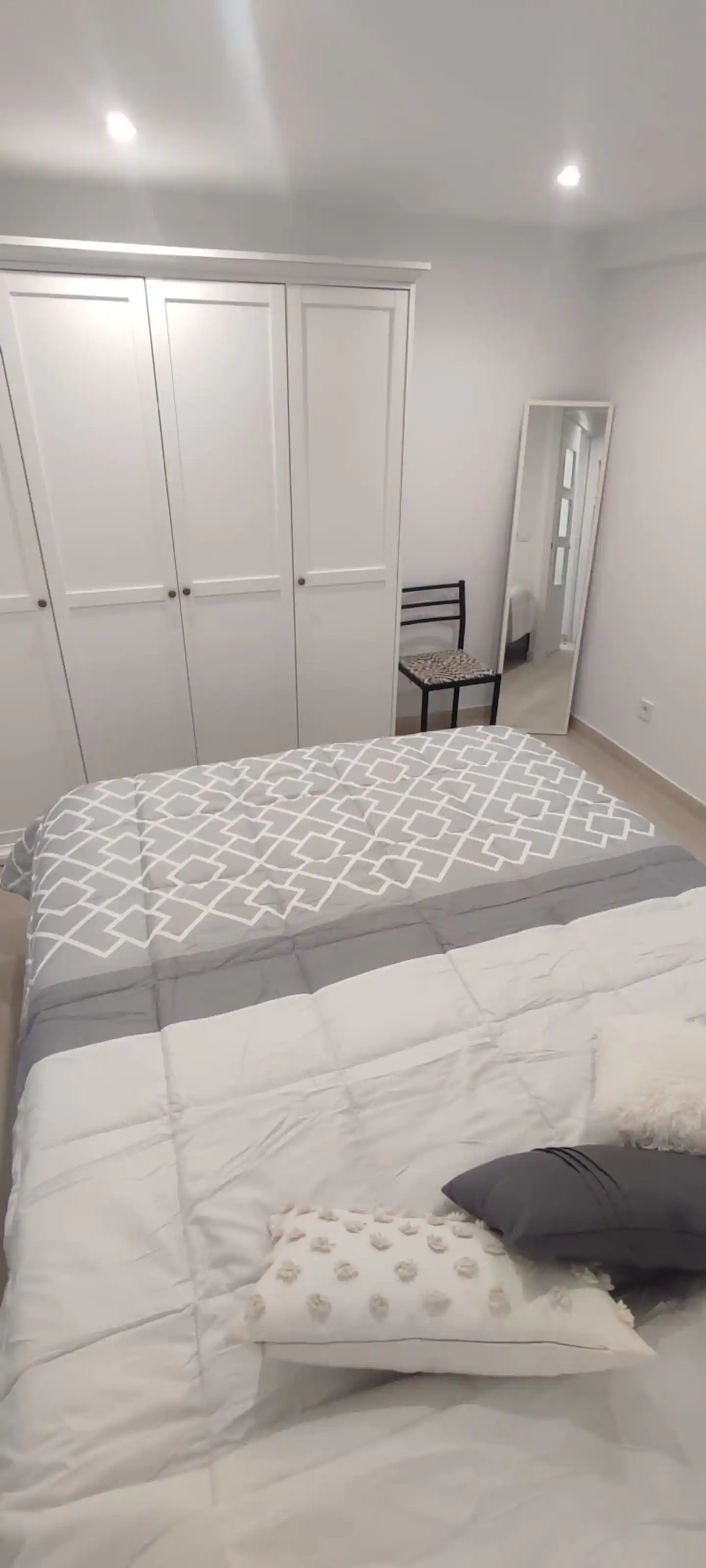 Segundo dormitorio con cama de matrimonio XL y armario empotrado