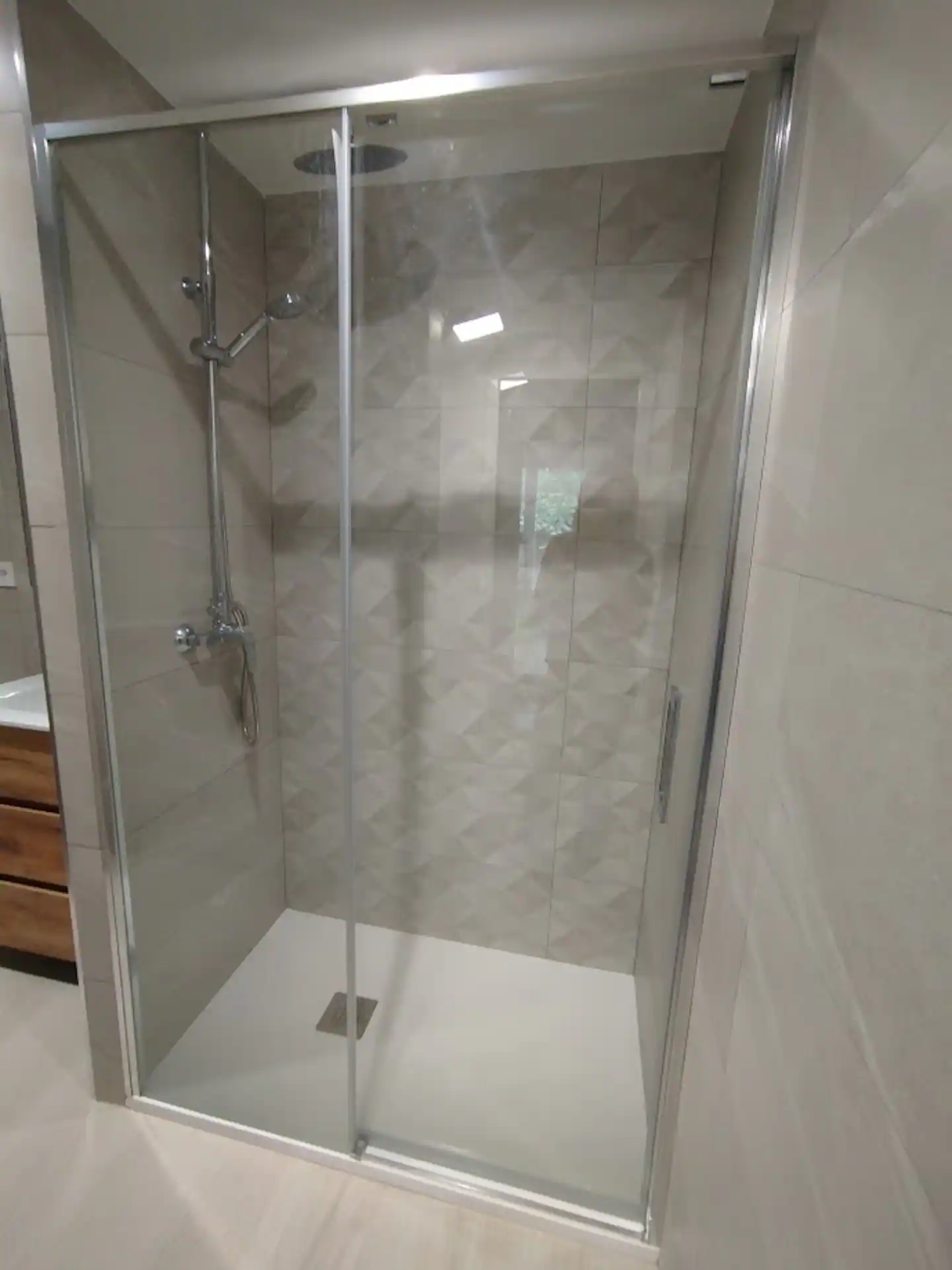 Ducha de obra con mampara de cristal